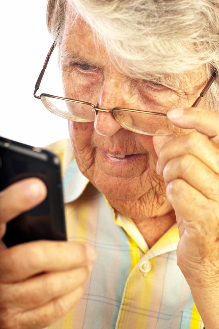 Best Cell Phones for Senior Citizens Staying in Touch Now