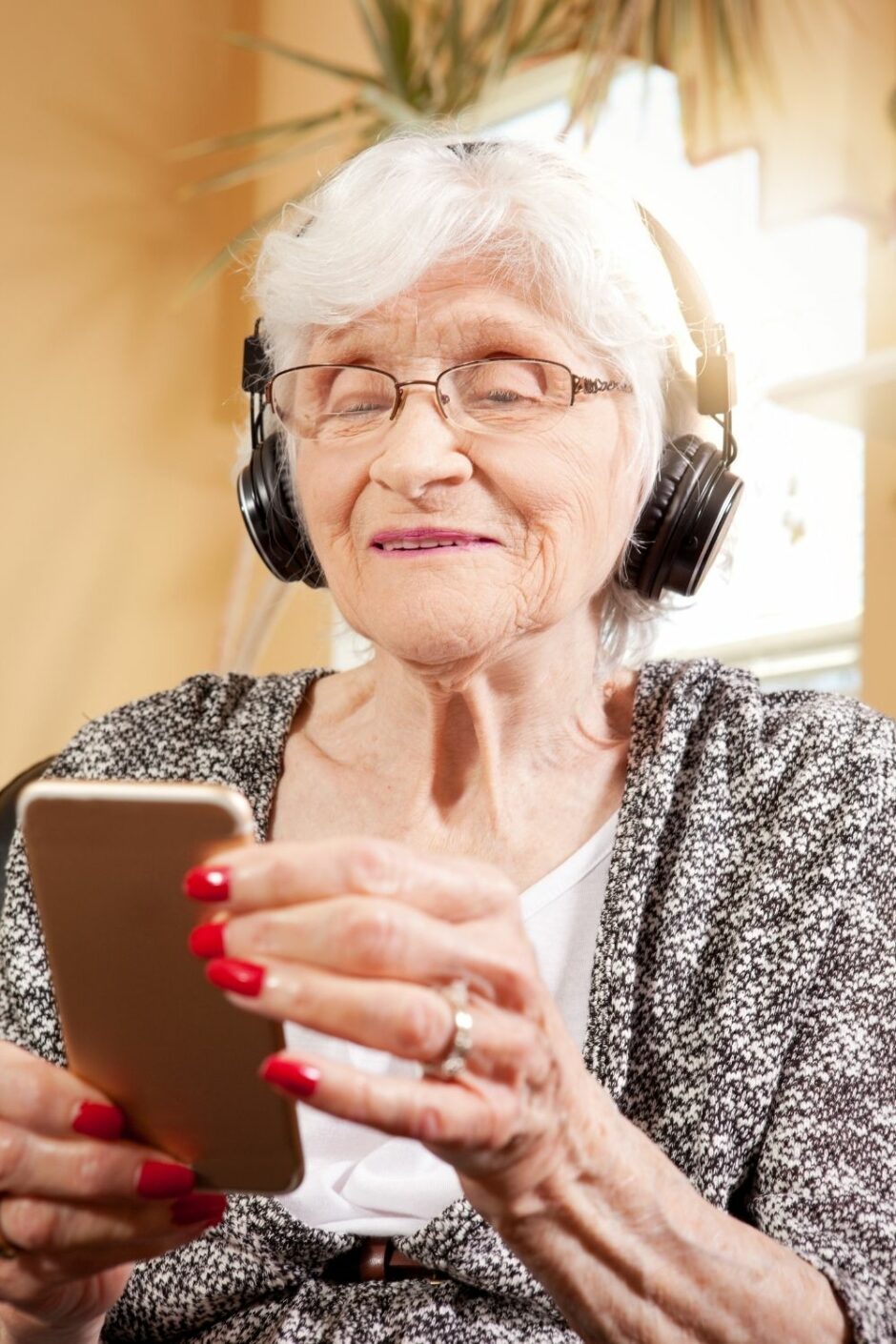 Best Cell Phones for Senior Citizens Staying in Touch Now